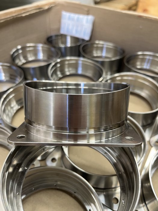 Мелкосерийное и серийное производство  деталей и изделий на станках с ЧПУ.  Проектирование, механическая обработка металлических изделий, термообработка, сборка и сварка в Санкт-Петербурге.